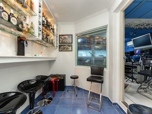 Image 31 - 919566