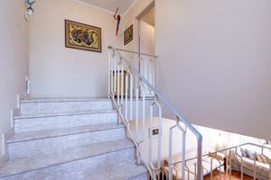 Image 24 - 919758