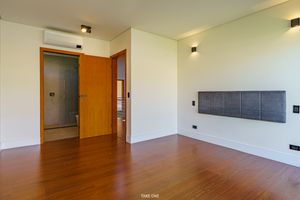 Image 42 - 919759