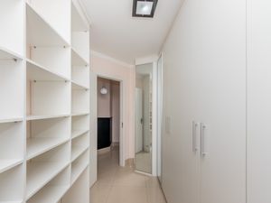 Image 19 - 919811