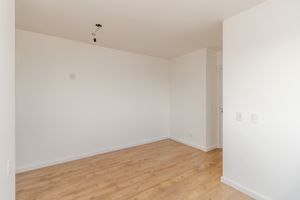 Image 16 - 919979