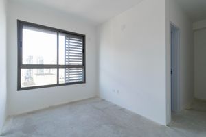 Image 11 - 920022