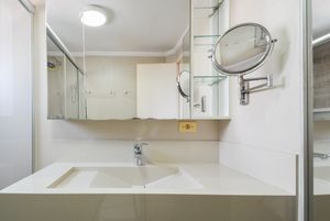Image 33 - 920242