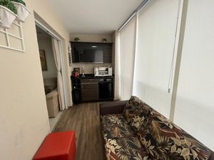 Image 4 - 920325