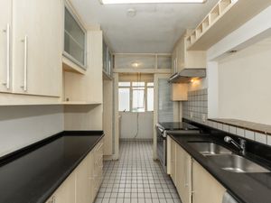 Image 5 - 920340