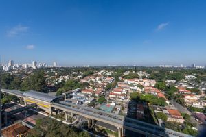 Image 11 - 920371
