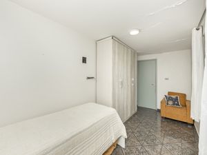 Image 15 - 920385
