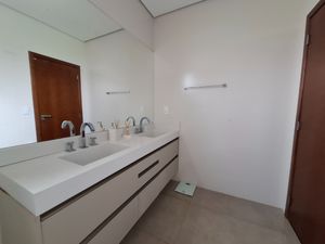 Image 21 - 920507