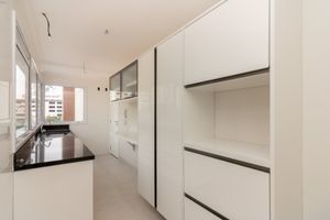 Image 24 - 920515