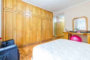Image 19 - 920525