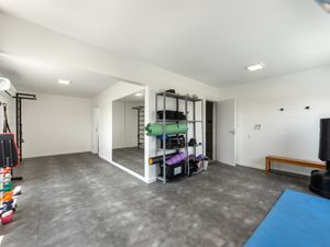 Image 33 - 920720