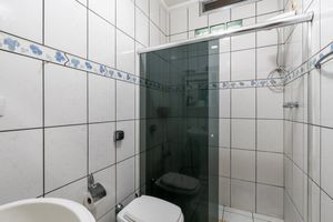 Image 33 - 921052