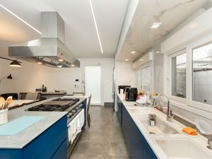 Image 10 - 921218