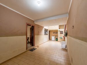 Image 17 - 921250