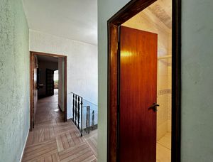 Image 27 - 921330