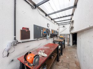 Image 33 - 921408