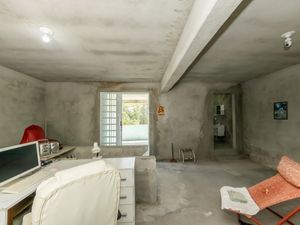 Image 25 - 921502
