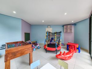 Image 31 - 921592