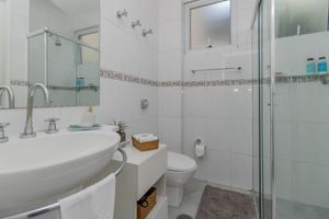 Image 19 - 921605