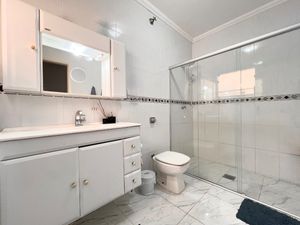 Image 19 - 921685