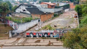Image 10 - 921777