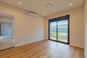 Image 11 - 921836