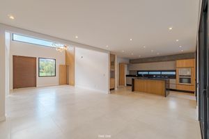 Image 4 - 921836