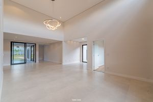 Image 3 - 921836