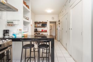 Image 10 - 921882