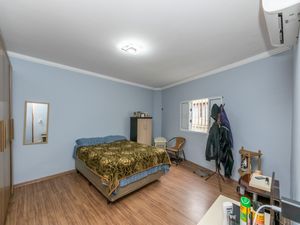 Image 17 - 921915