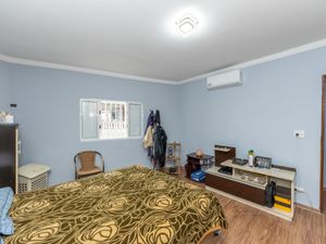Image 19 - 921915