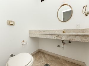 Image 24 - 921982