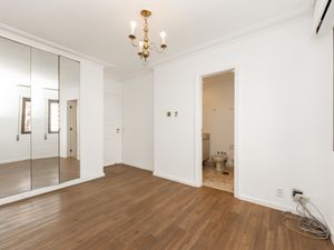 Image 21 - 921982