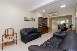 Image 28 - 921985