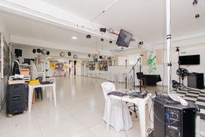 Image 11 - 921985