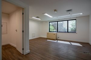 Image 4 - 922066