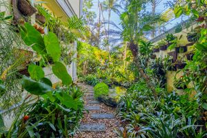 Image 8 - 922083