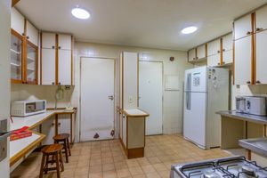 Image 19 - 922090