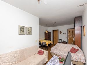 Image 7 - 922200