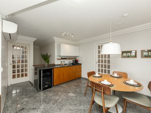 Image 21 - 922297