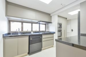 Image 33 - 922302