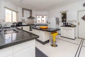 Image 17 - 922319