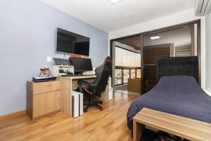 Image 37 - 922342
