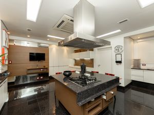Image 35 - 922349