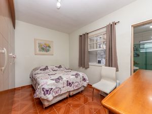 Image 21 - 922360