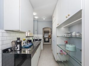 Image 32 - 922371
