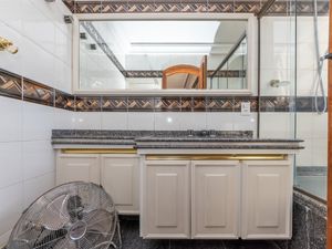 Image 19 - 922371