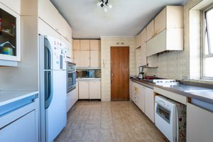 Image 36 - 922381