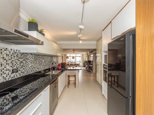 Image 11 - 922533