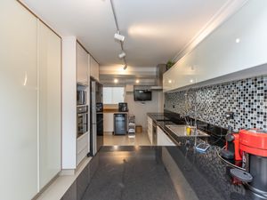 Image 5 - 922533